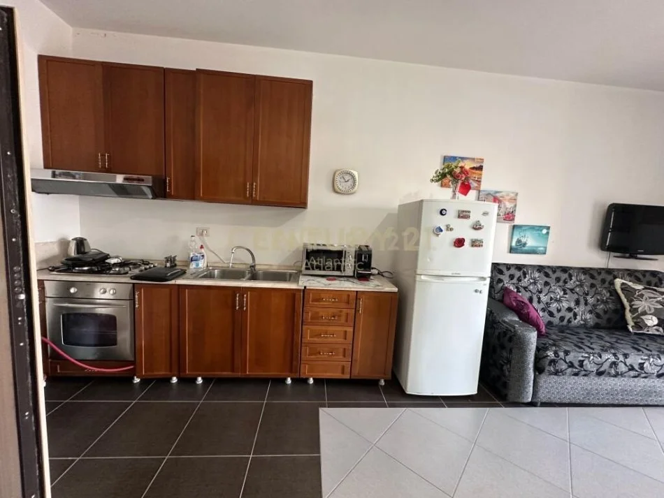 Durres, jepet me qera garsonier 1+1 , 42 m² 230 € 