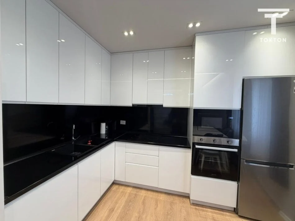 Tirane, jepet me qera apartament 2+1+Ballkon Kati 3, 105 m² 1.200 € (Rruga Hamdi Sina)