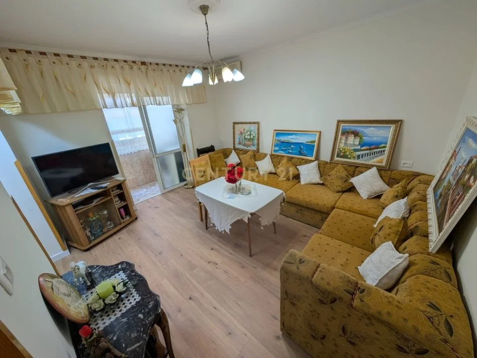 Tirane, jepet me qera apartament 2+1 Kati 5, 65 m² 550 € 