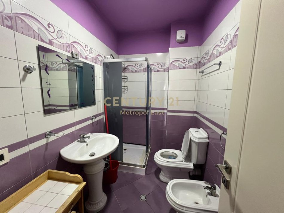 Tirane, jepet me qera apartament 2+1+Ballkon Kati 7, 120 m² 450 € (Rr. Misto Mame)
