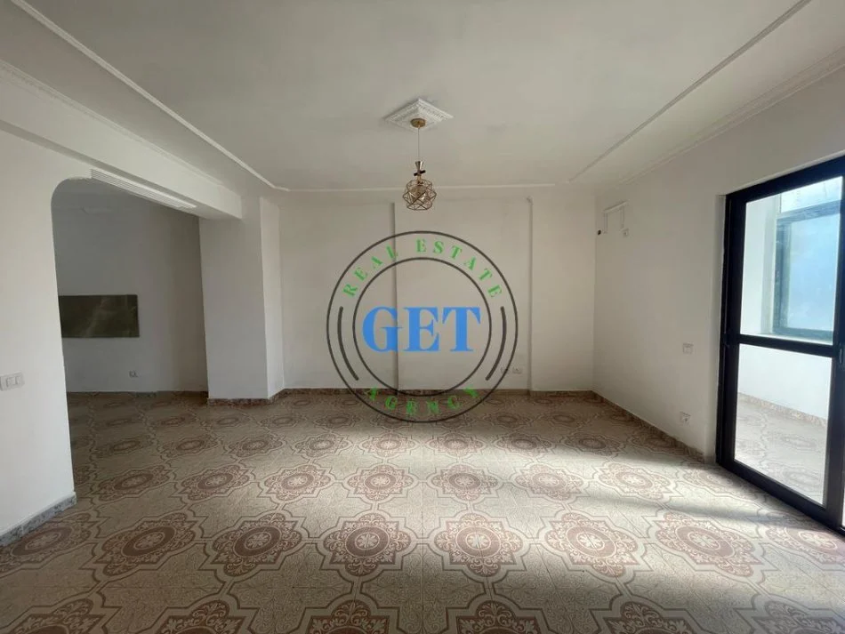 Durres, jepet me qera apartament 2+1 Kati 2, 90 m² 350 € (Markata)
