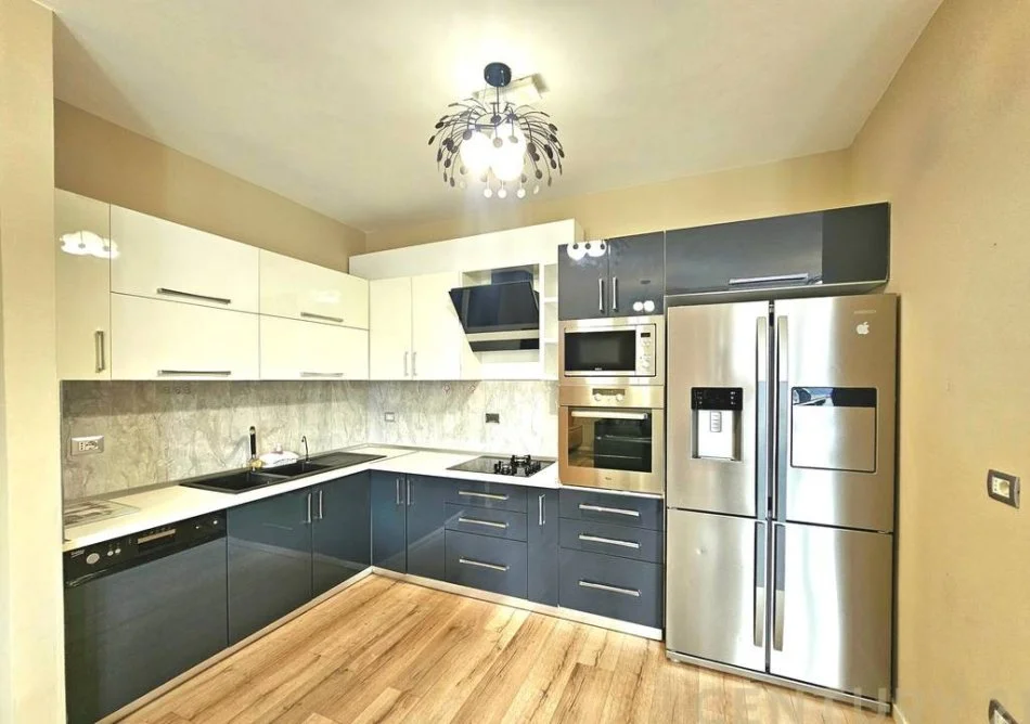 Tirane, jepet me qera apartament 3+1 Kati 6, 140 m² 1.000 € (Prane Kopshtit Zoologjik)