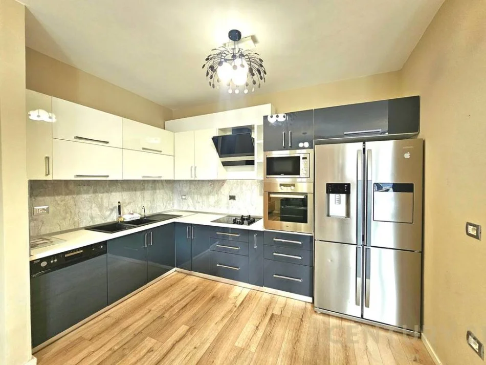 Tirane, jap me qera apartament 3+1+2+ 2 POSTE PARKIMI , 140 m² 1.000 € (Kopshti Botanik Zoologjik)