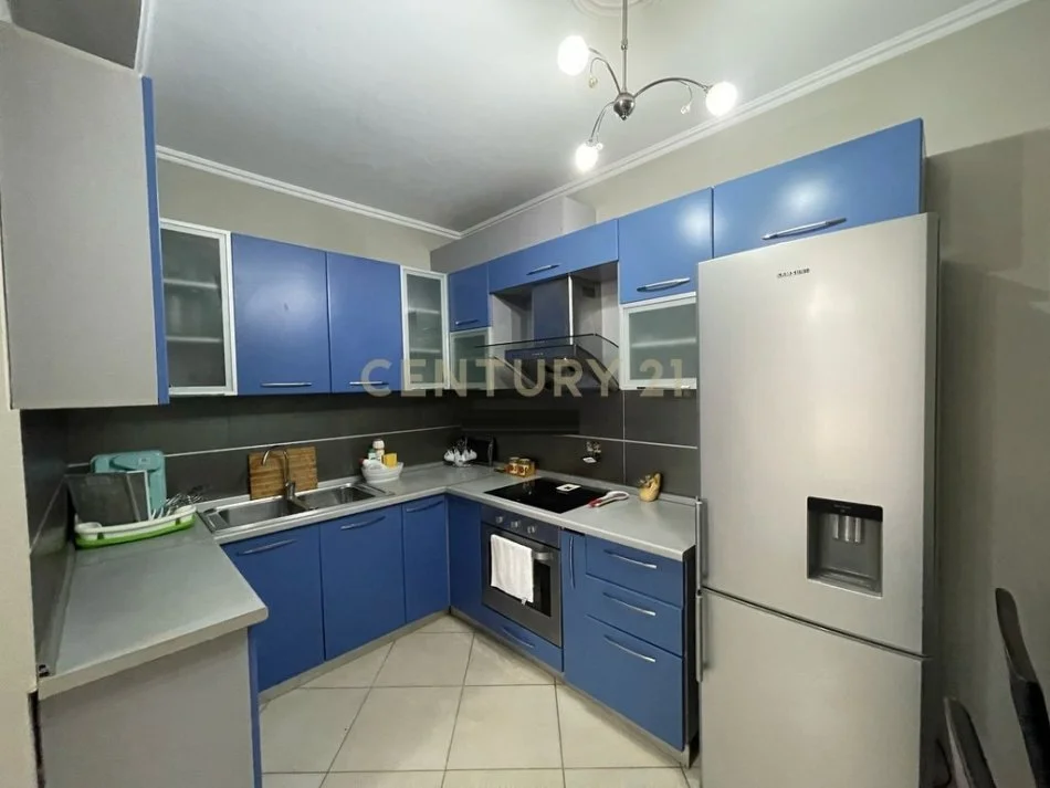 Tirane, jepet me qera apartament 2+1 Kati 3, 110 m² 500 € (Prane Xhamise Ali Demi)