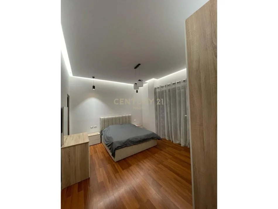 Tirane, shes apartament 2+1+2+POST PARKIMI , 120 m² 260.000 € (Liqeni i Thatë)