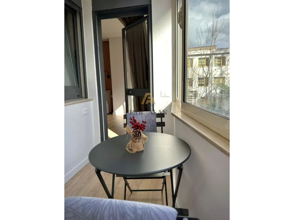 Tirane, jepet me qera garsonier , 1.300 € (9KATSHET)