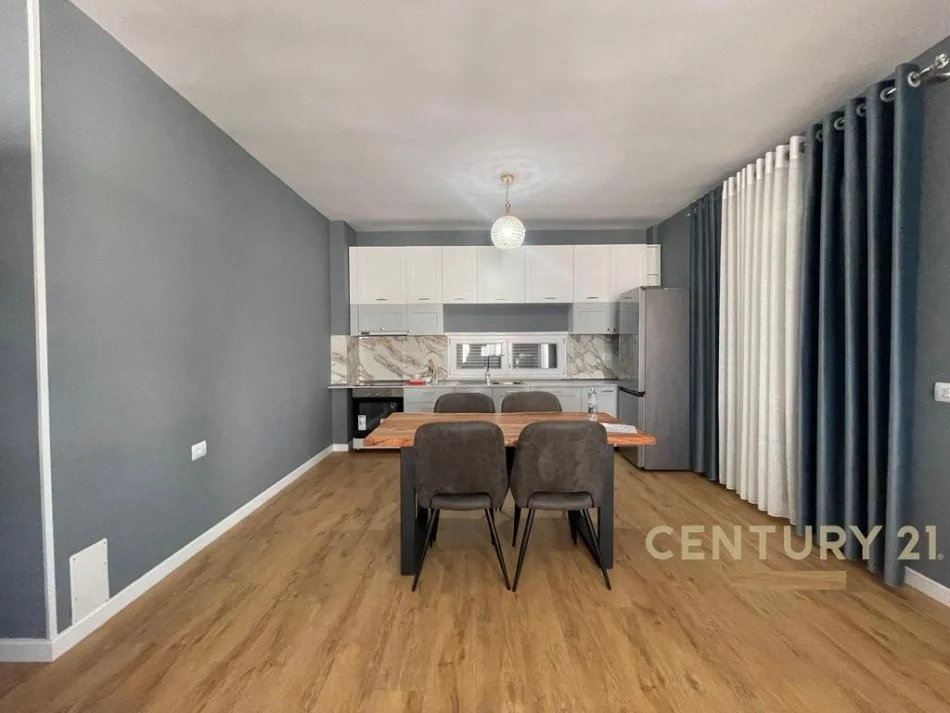 Tirane, jepet me qera apartament 2+1 Kati 2, 123 m² 1.000 € (Kopshti Botanik)