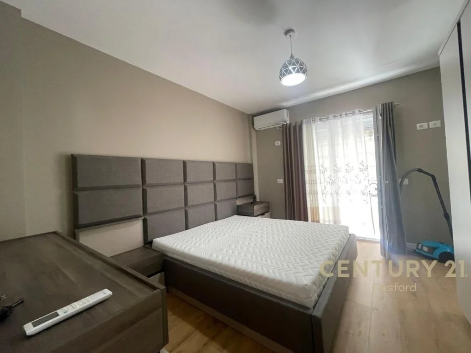 Tirane, jap me qera apartament 2+1+2+POST PARKIMI , 123 m² 1.000 € (Kopshti Botanik Zoologjik)
