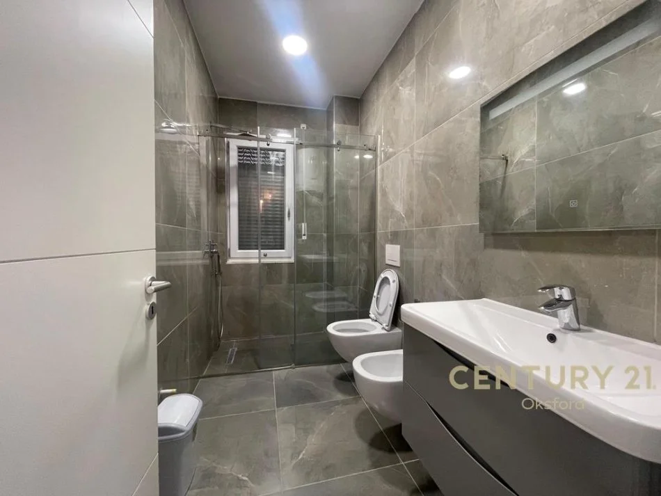 Tirane, jap me qera apartament 2+1+2+POST PARKIMI , 123 m² 1.000 € (Kopshti Botanik Zoologjik)