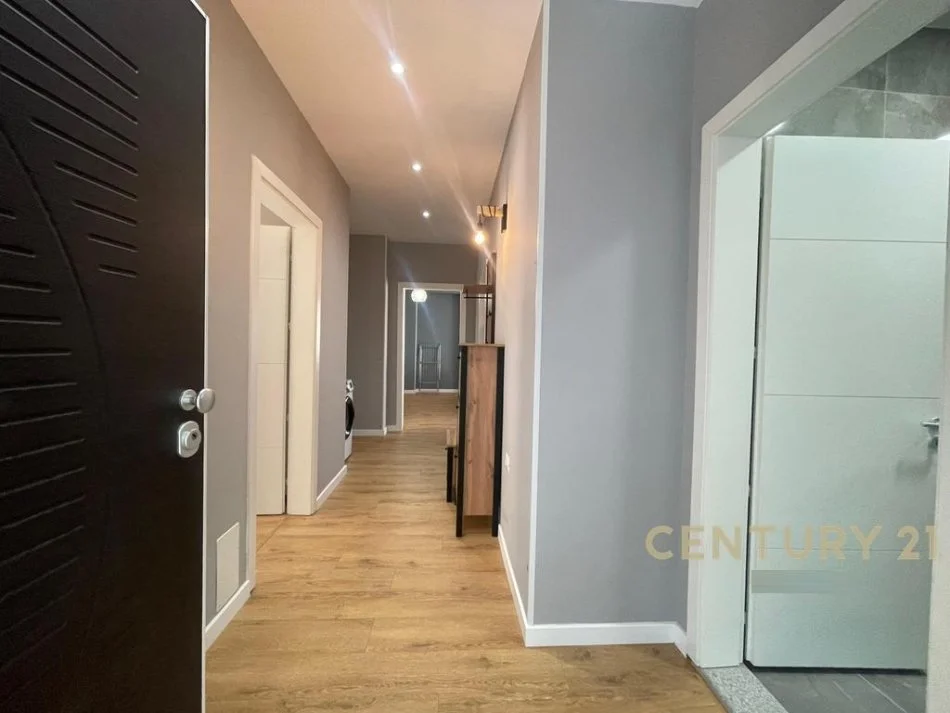 Tirane, jepet me qera apartament 2+1 Kati 2, 123 m² 1.000 € (Kopshti Botanik)