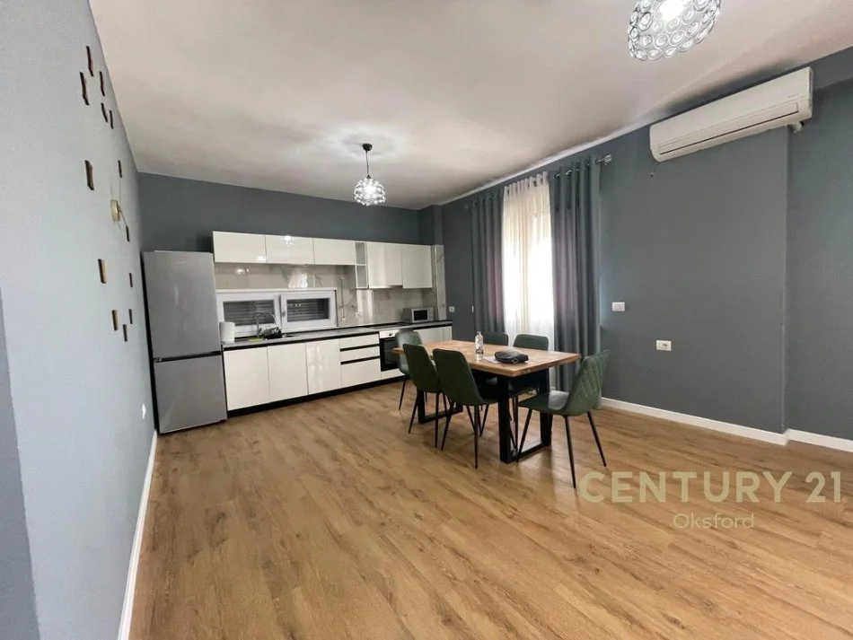 Tirane, jap me qera apartament 2+1+2+POST PARKIMI , 123 m² 1.000 € (Kopshti Botanik Zoologjik)
