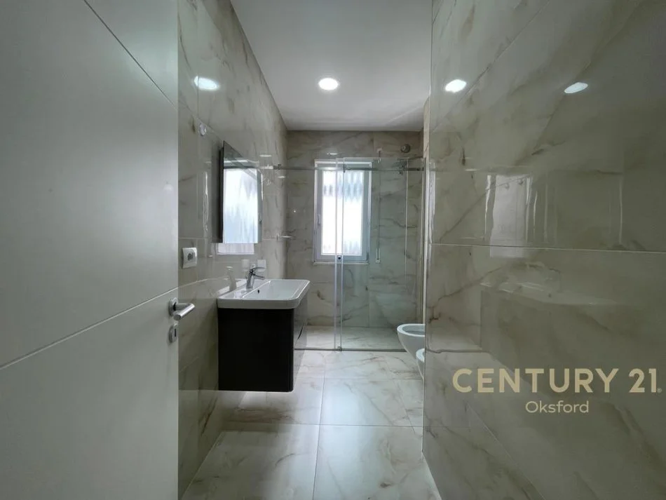 Tirane, jap me qera apartament 2+1+2+POST PARKIMI , 123 m² 1.000 € (Kopshti Botanik Zoologjik)