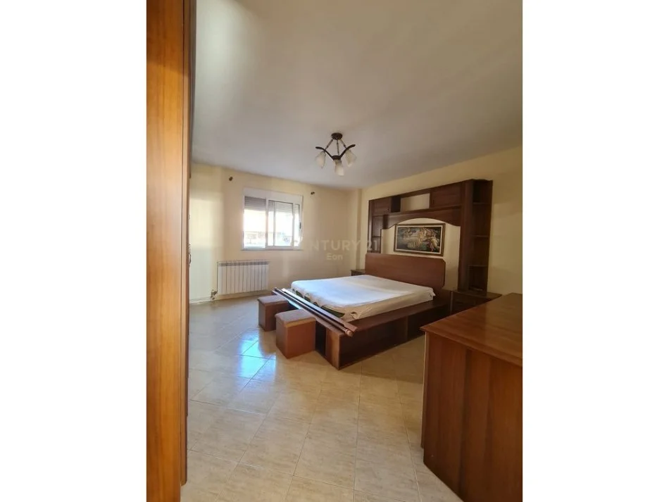 Durres, jepet me qera apartament 2+1 Kati 8, 120 m² 450 € (Stacioni Trenit)