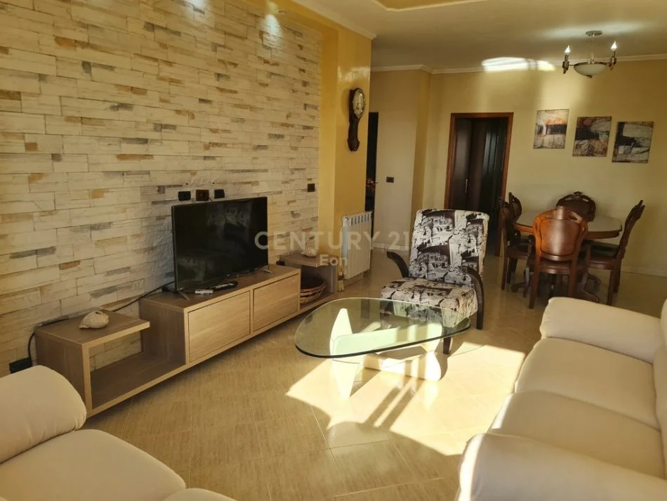 Durres, jepet me qera apartament 2+1 Kati 8, 120 m² 450 € (Stacioni Trenit)