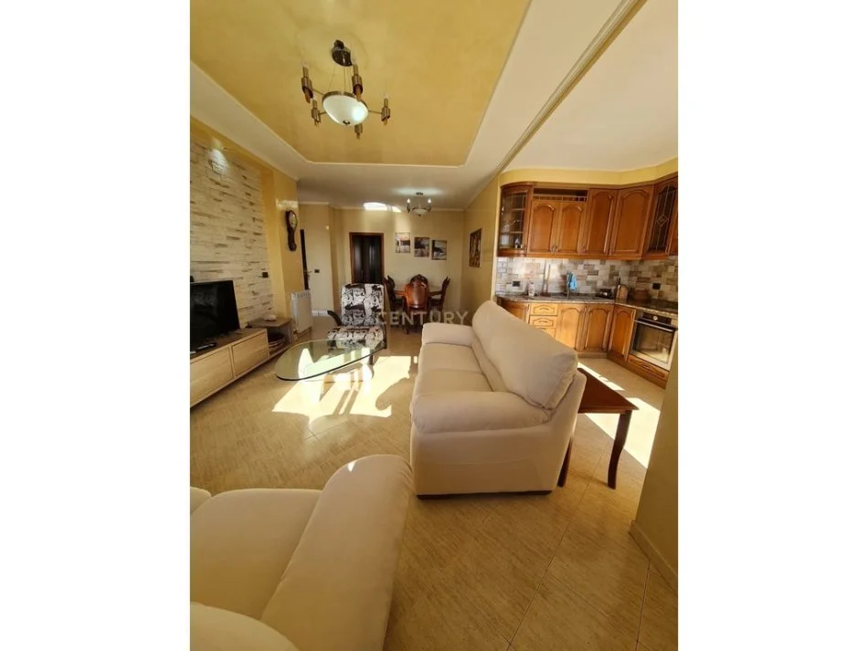 Durres, jepet me qera apartament 2+1 Kati 8, 120 m² 450 € (Stacioni Trenit)