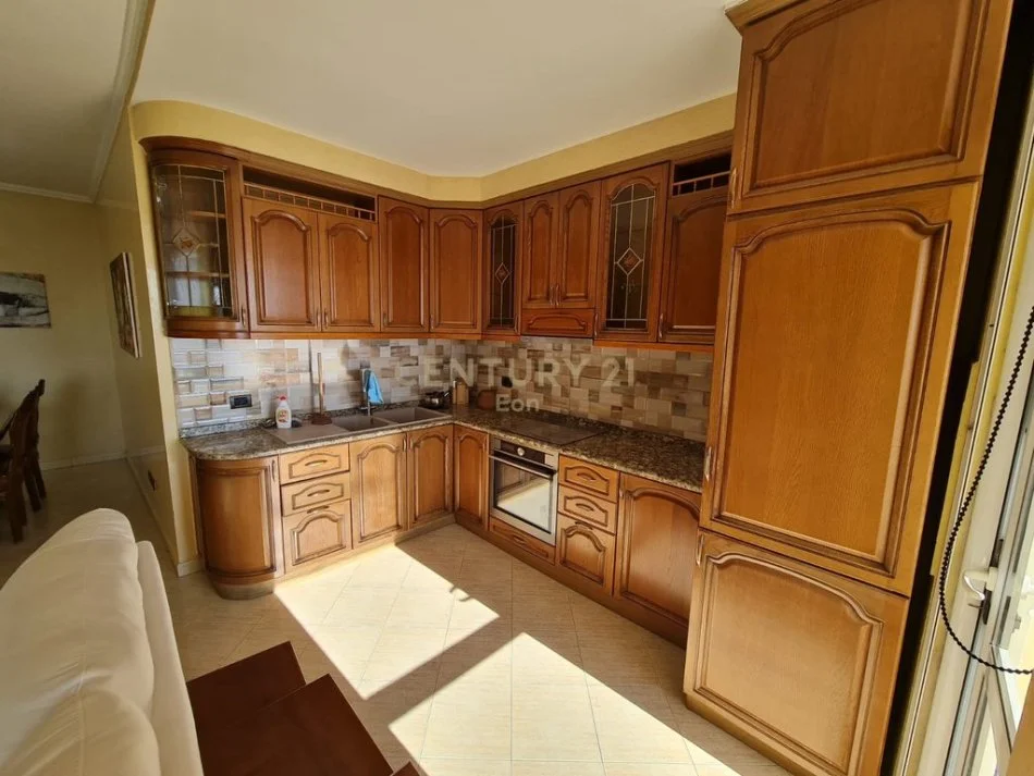 Durres, jepet me qera apartament 2+1 Kati 8, 120 m² 450 € (Stacioni Trenit)