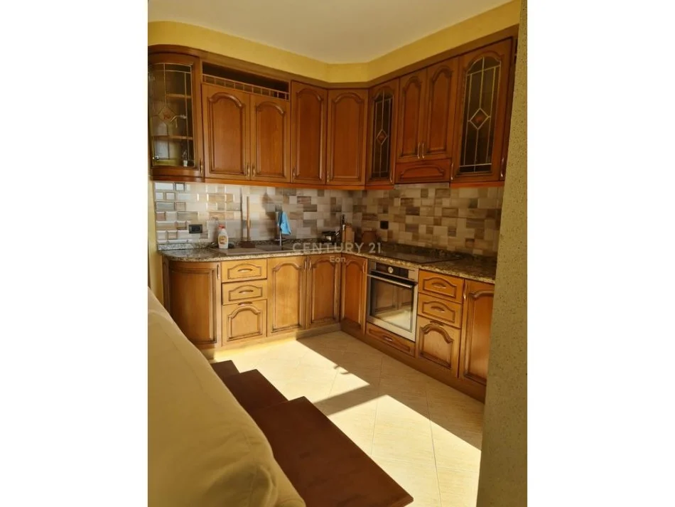Durres, jepet me qera apartament 2+1 Kati 8, 120 m² 450 € (Stacioni Trenit)
