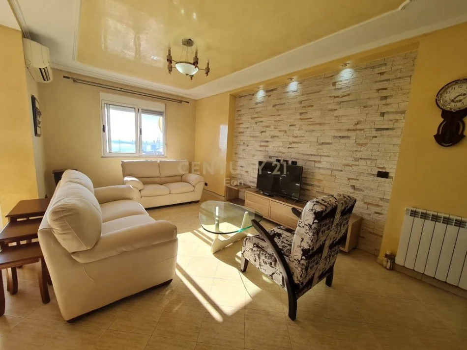 Durres, jepet me qera apartament 2+1 Kati 8, 120 m² 450 € (Stacioni Trenit)