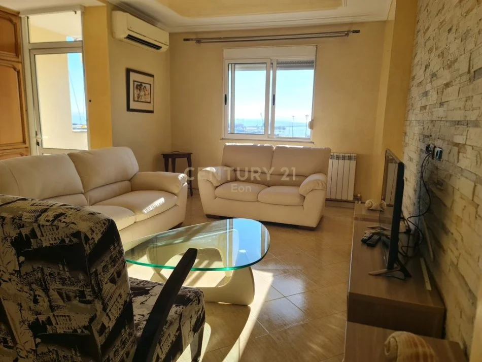 Durres, jepet me qera apartament 2+1 Kati 8, 120 m² 450 € (Stacioni Trenit)