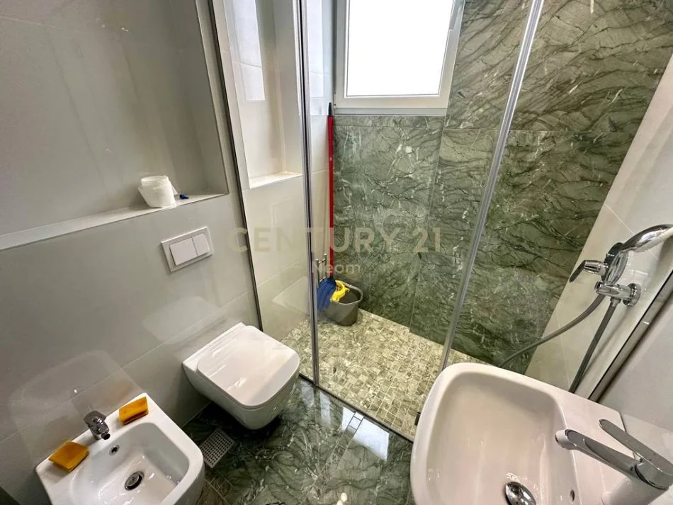 Tirane, jap me qera apartament 2+1+2 , 115 m² 800 € (Liqeni i Thatë)