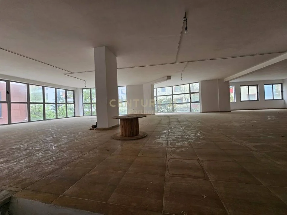 Tirane, shes ambjent biznesi , 818 m² 1.064.000 € (Yzberish)