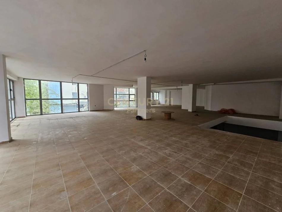 Tirane, shes ambjent biznesi , 818 m² 1.064.000 € (Yzberish)