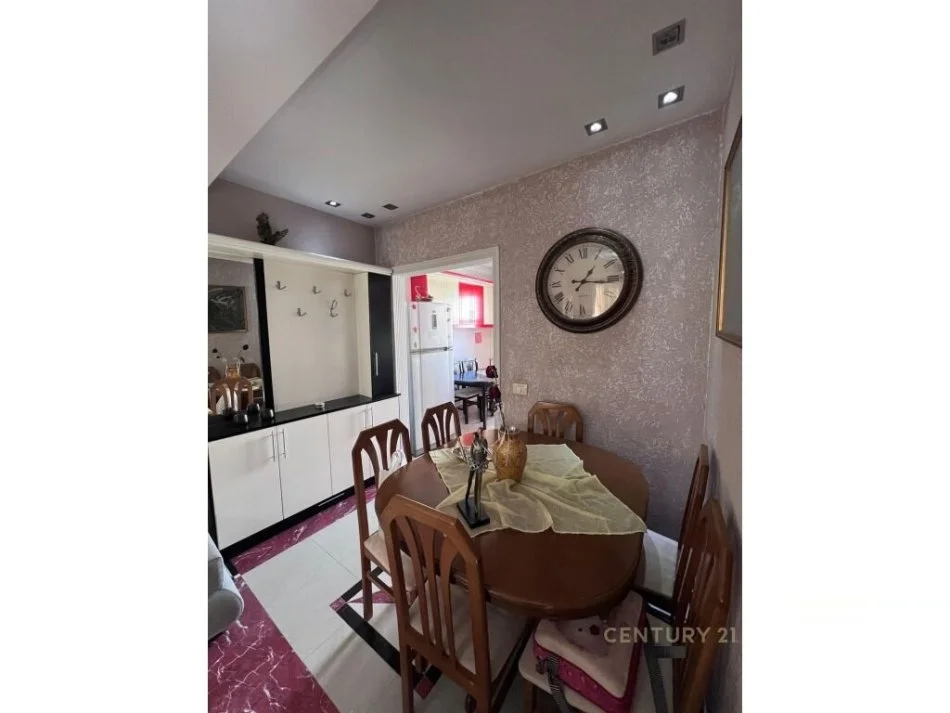 Tirane, jepet me qera apartament 2+1 Kati 3, 93 m² 550 € (Prane Hillton ,afer Kompleksit Delijorgji)