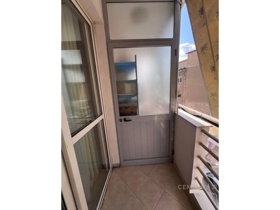 Tirane, jepet me qera apartament 2+1 Kati 3, 93 m² 550 € (Prane Hillton ,afer Kompleksit Delijorgji)