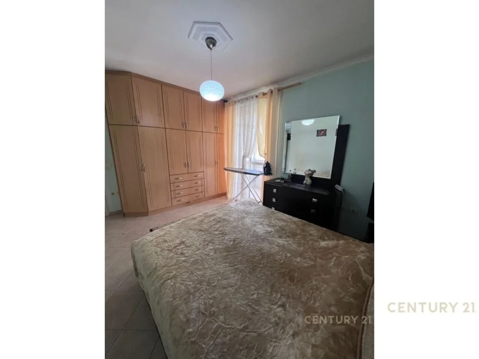 Tirane, jepet me qera apartament 2+1 Kati 3, 93 m² 550 € (Prane Hillton ,afer Kompleksit Delijorgji)