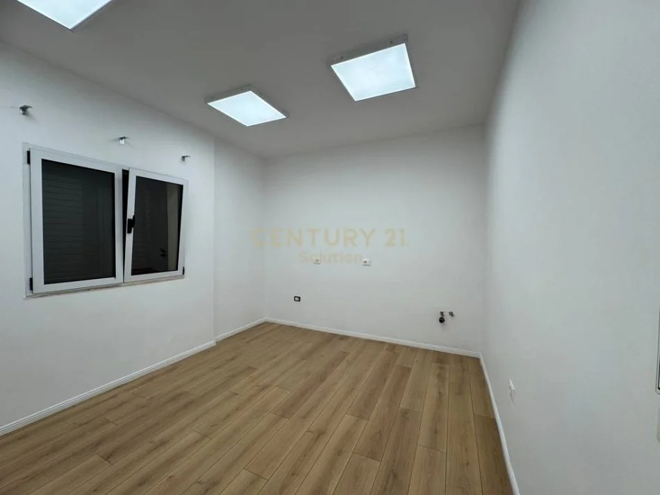 Tirane, jepet me qera Vile Kati 2, 200 m² 2.000 € (liman kaba)