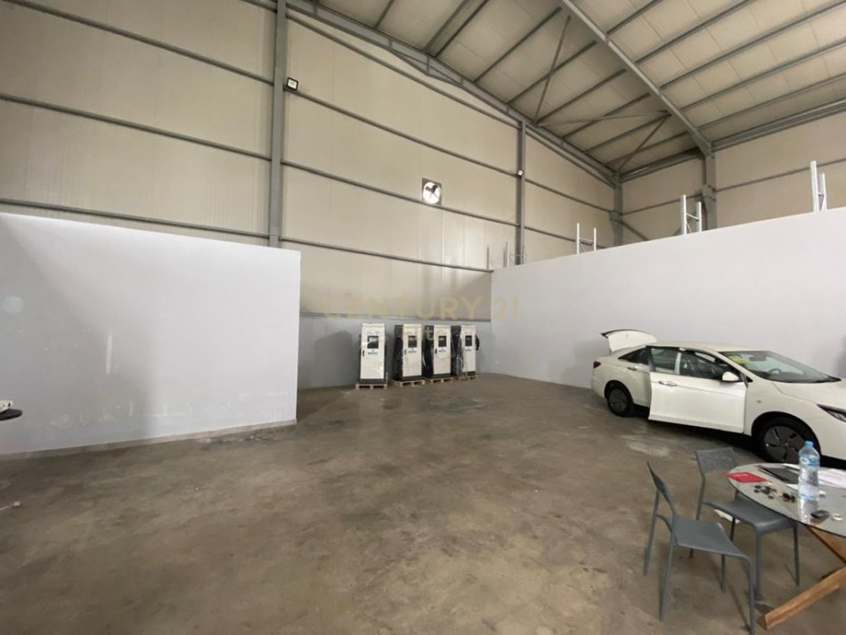 Tirane, shitet magazine , 2.200 m² 1.300.000 € (Autostrada Vore-Tirane)