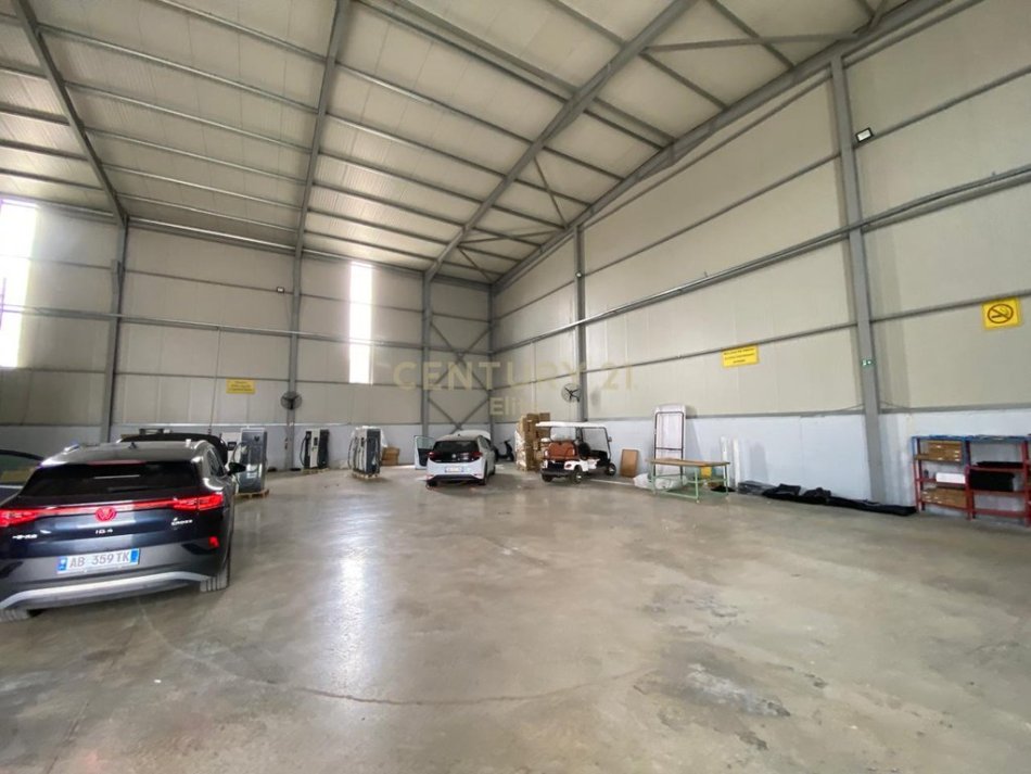 Tirane, shitet magazine , 2.200 m² 1.300.000 € (Autostrada Vore-Tirane)