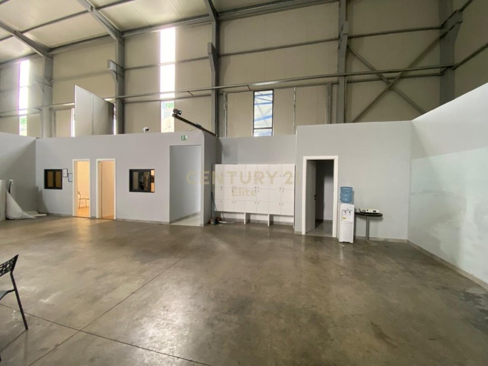 Tirane, shitet magazine , 2.200 m² 1.300.000 € (Autostrada Vore-Tirane)