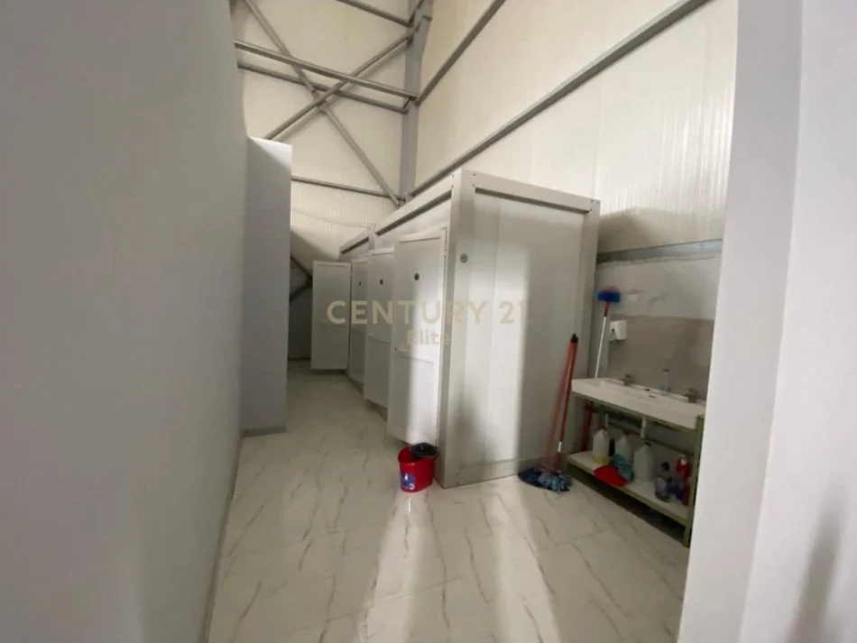 shitet magazine , 2.200 m² 1.300.000 €