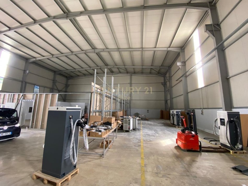Tirane, shitet magazine , 2.200 m² 1.300.000 € (Autostrada Vore-Tirane)