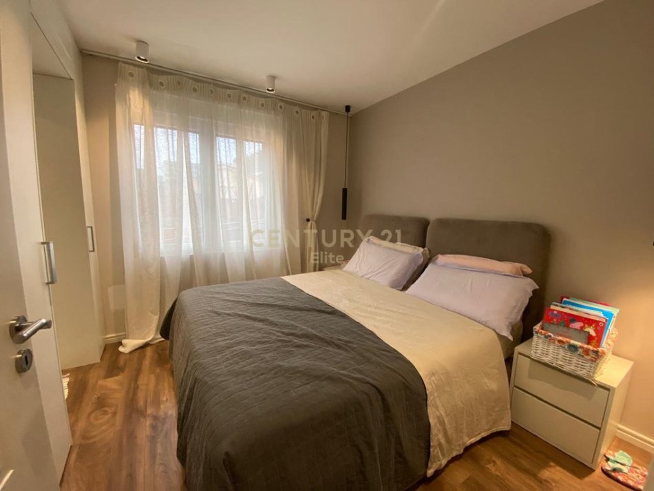 Tirane, shitet apartament 3+1+Aneks+Ballkon Kati 4, 130 m² 240.000 € (Rrugen Muhamet Gjollesha prane shkolles Sabaudin Gabrani.)