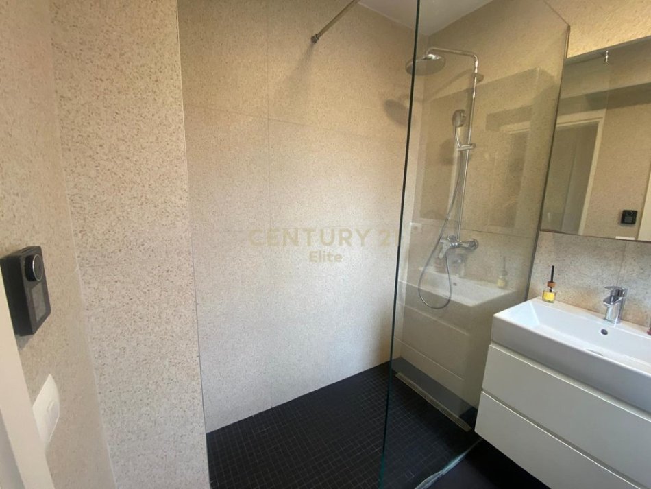 Tirane, shitet apartament 3+1+Aneks+Ballkon Kati 4, 130 m² 240.000 € (Rrugen Muhamet Gjollesha prane shkolles Sabaudin Gabrani.)