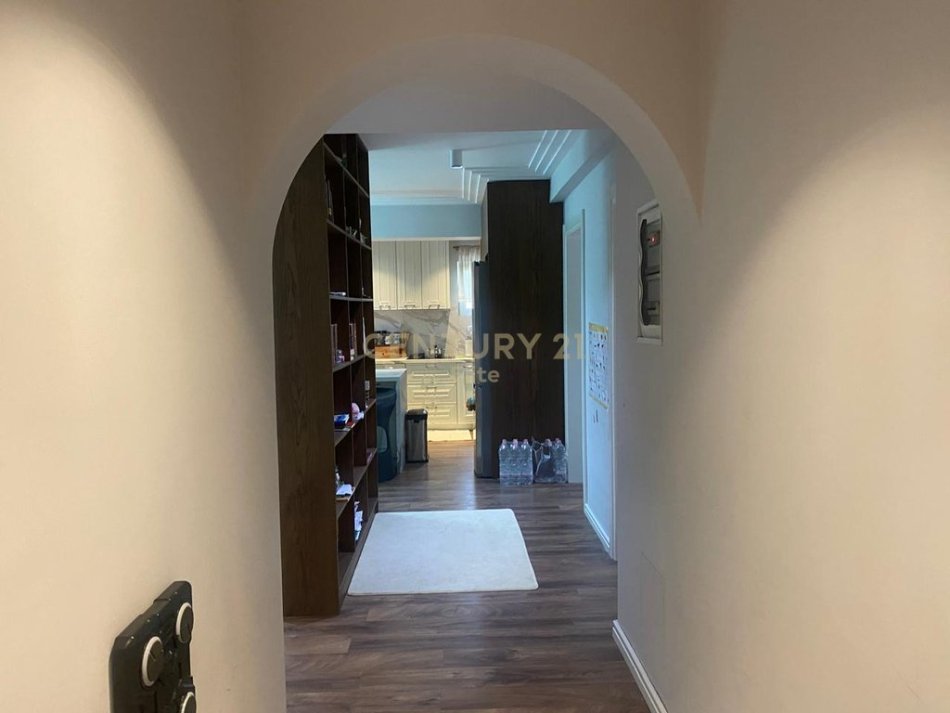 Tirane, shitet apartament 3+1+Aneks+Ballkon Kati 4, 130 m² 240.000 € (Rrugen Muhamet Gjollesha prane shkolles Sabaudin Gabrani.)