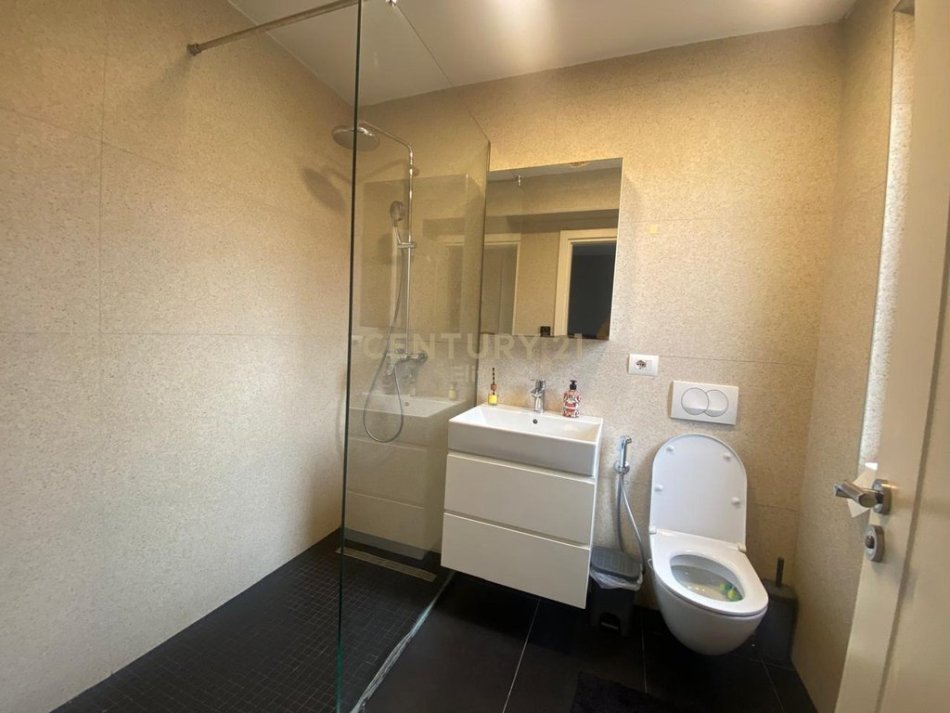 Tirane, shitet apartament 3+1+Aneks+Ballkon Kati 4, 130 m² 240.000 € (Rrugen Muhamet Gjollesha prane shkolles Sabaudin Gabrani.)