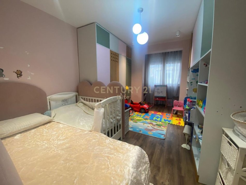 Tirane, shitet apartament 3+1+Aneks+Ballkon Kati 4, 130 m² 240.000 € (Rrugen Muhamet Gjollesha prane shkolles Sabaudin Gabrani.)