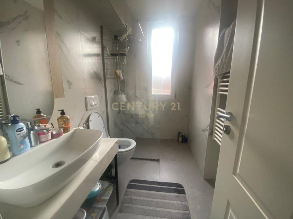 Tirane, shitet apartament 3+1+Aneks+Ballkon Kati 4, 130 m² 240.000 € (Rrugen Muhamet Gjollesha prane shkolles Sabaudin Gabrani.)