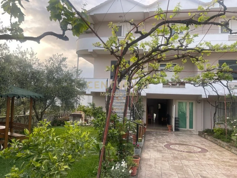 Tirane, jepet me qera apartament Kati 1, 65 m² 350 € 