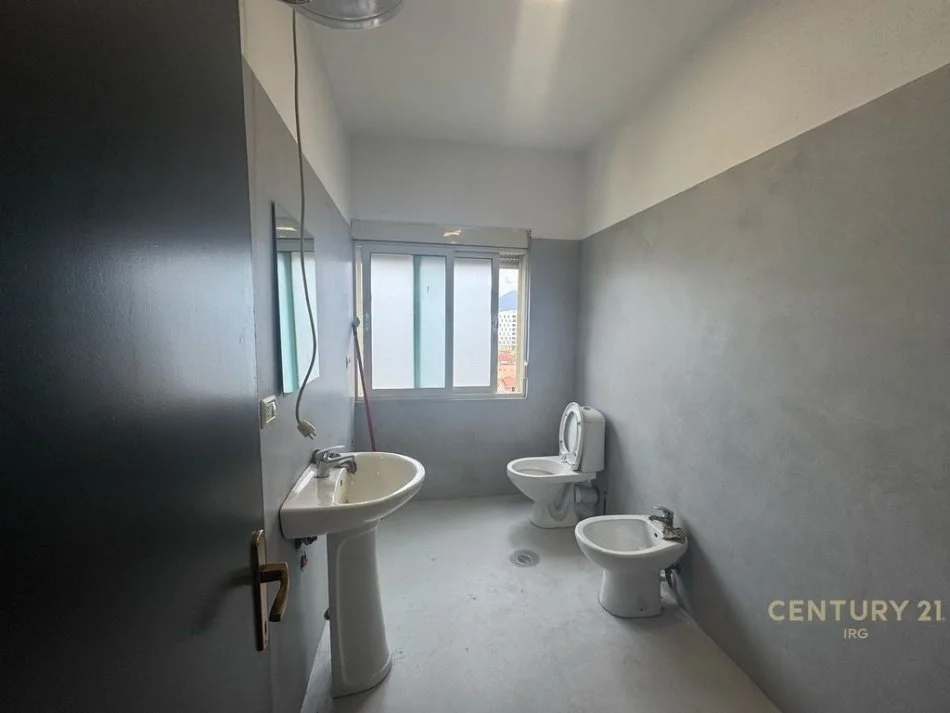 Tirane, shes apartament 2+1 , 81 m² 185.000 € (Komuna e Parisit)