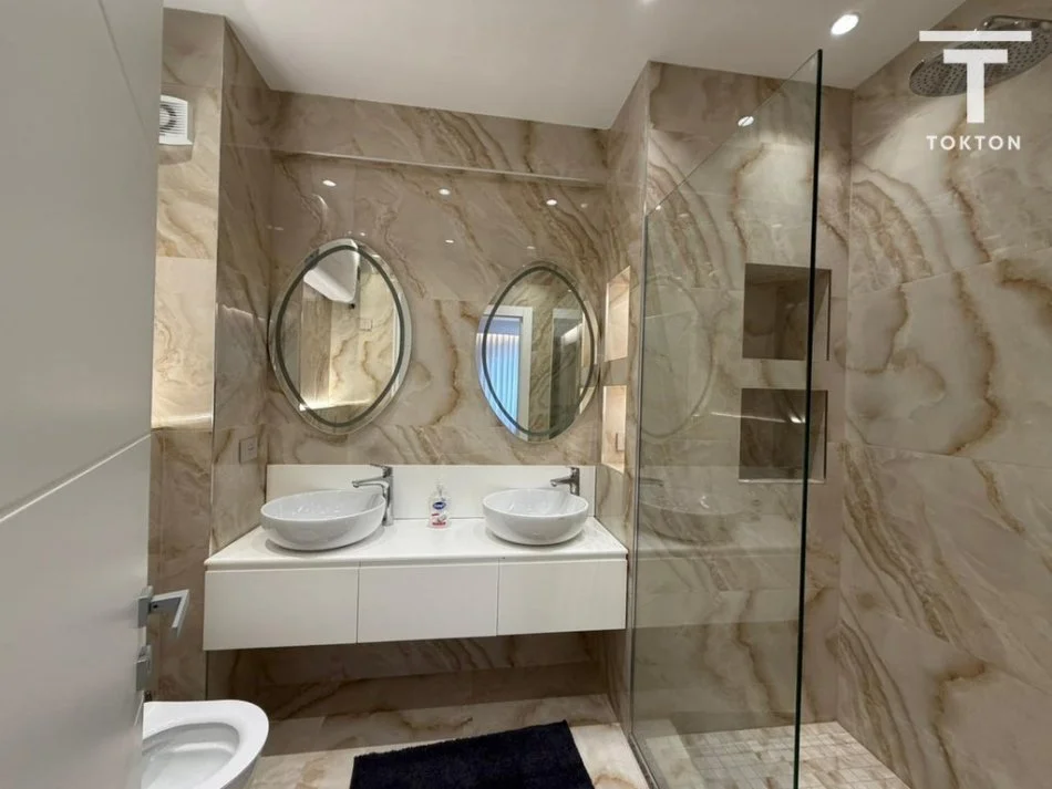 Tirane, jepet me qera apartament 2+1+Ballkon Kati 3, 105 m² 1.200 € (Rruga Hamdi Sina)