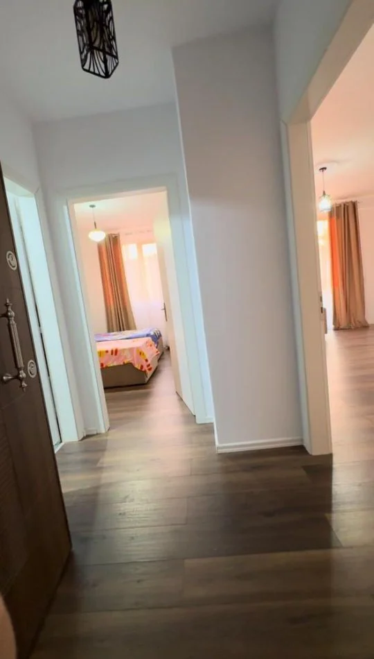 Tirane, jepet me qera apartament 2+1+Ballkon Kati 4, 87 m² 450 € (Shkoze)