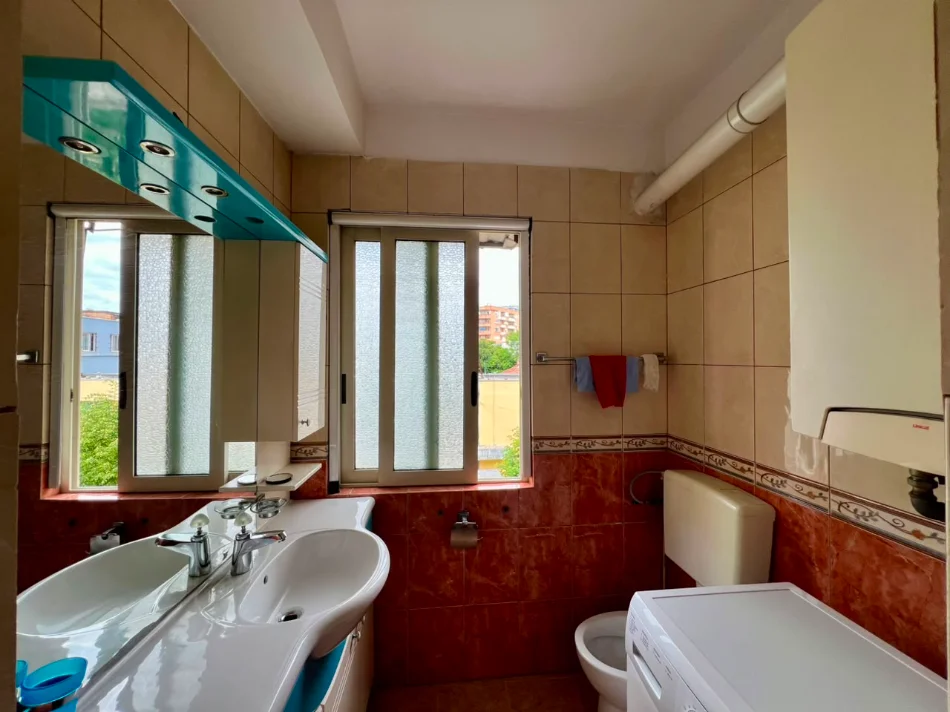 Tirane, jepet me qera apartament 2+1 Kati 4, 85 m² 700 € (Pazari i ri)