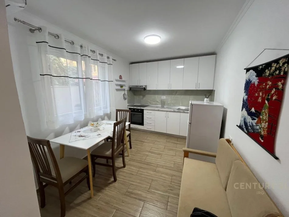 Tirane, jepet me qera apartament 1+1 Kati 1, 74 m² 600 € (Rruga e Barrikadave)