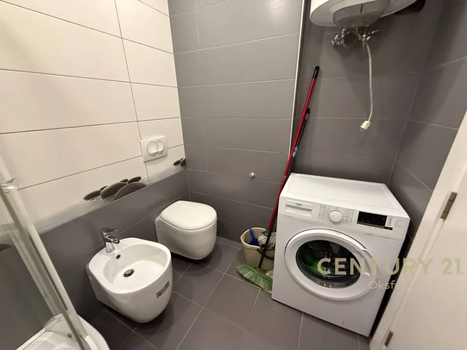 Tirane, jepet me qera apartament 1+1 Kati 8, 61 m² 900 € (Qender)