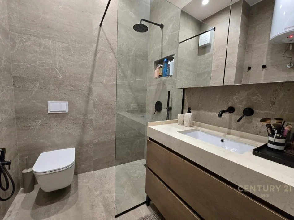 Tirane, jepet me qera 1+1 Kati 6, 65 m² 800 € (Rruga e Kavajes)