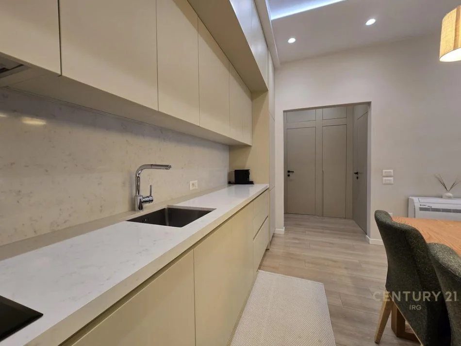 Tirane, jepet me qera 1+1 Kati 6, 65 m² 800 € (Rruga e Kavajes)